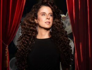 Sara Bentes lança audiodrama “Acorde – A Música por Trás do Show” com apresentação gratuita do espetáculo “Show no Escuro”